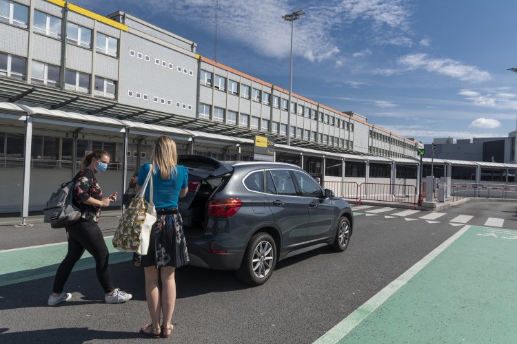 Vrouwen parkeren aan Brussels Airlines