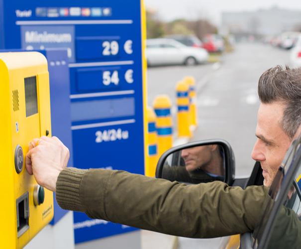 Man betaalt vvoor parking aan Brussels Airport
