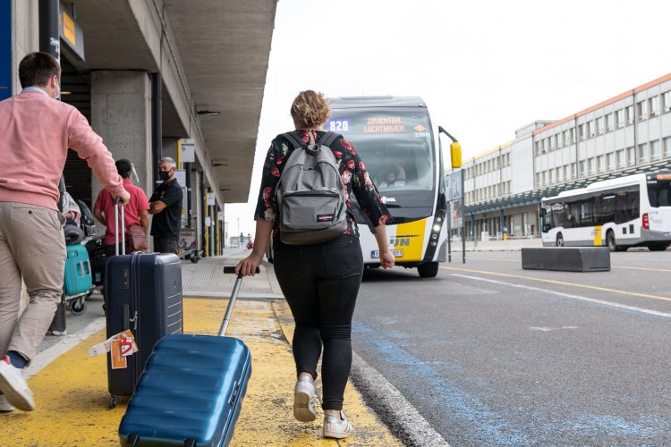 Man met bagage op parking